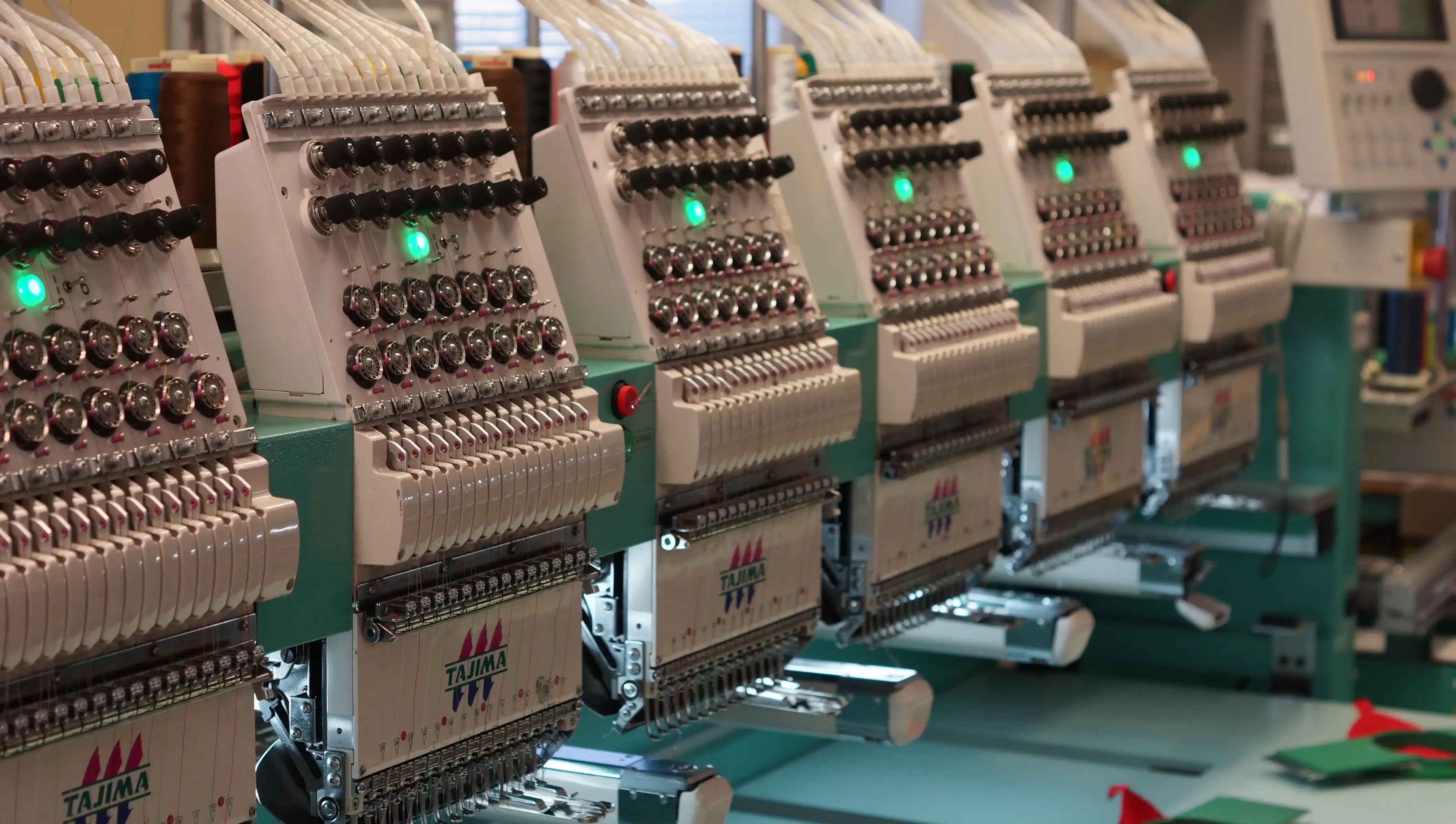 strojní vyšívací stroje