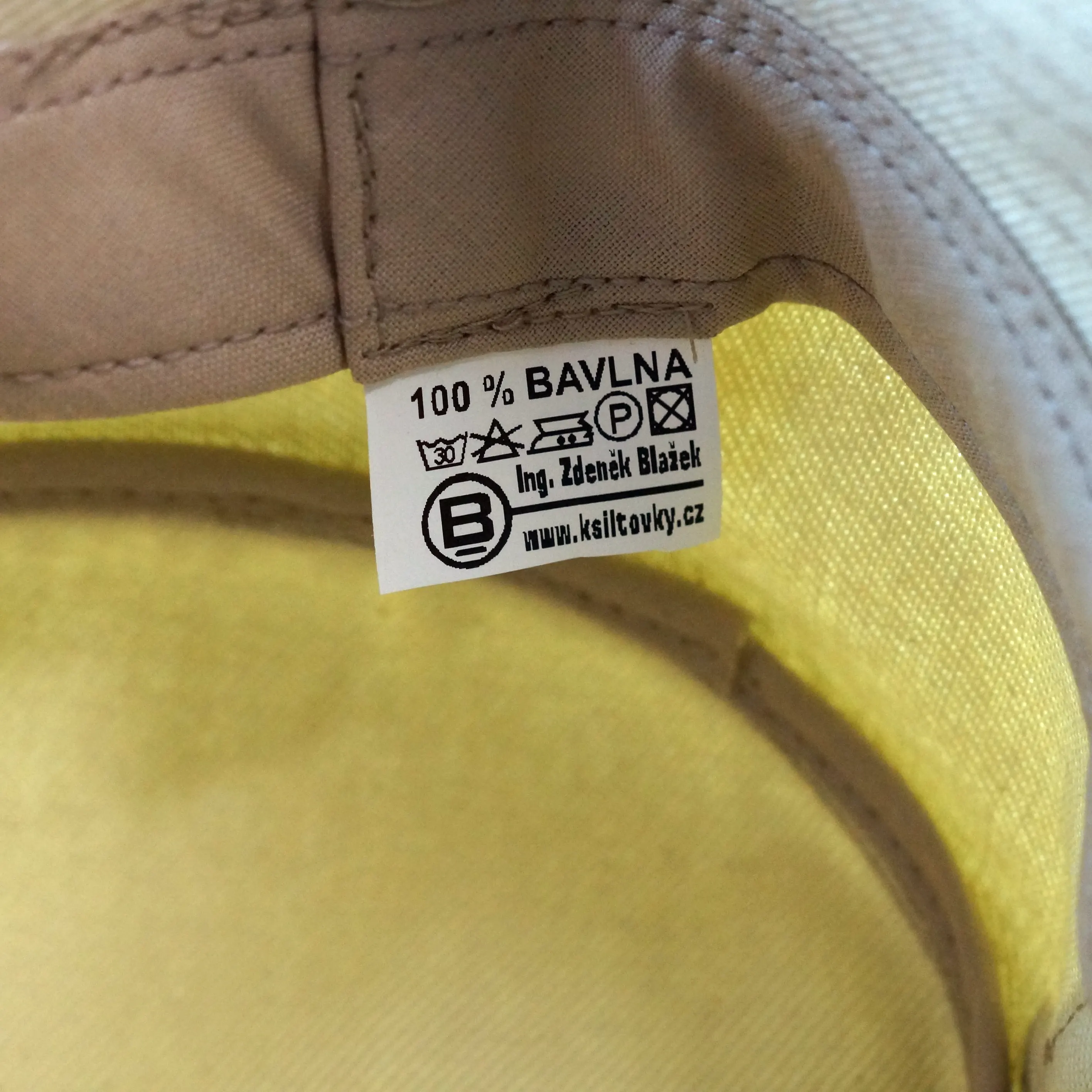 woven label on cap